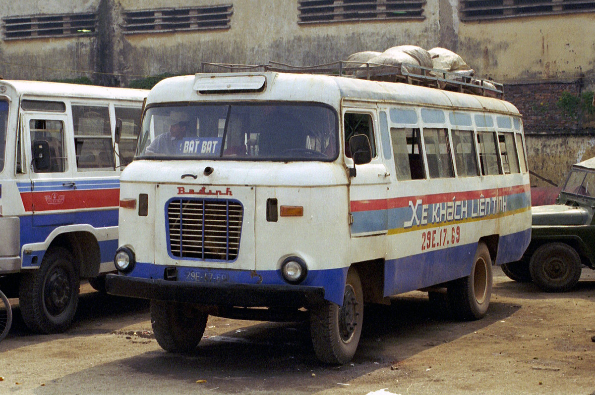 Xe IFA loại nhỏ, biển số 29E-17-69 ở bến xe Gia Lâm.