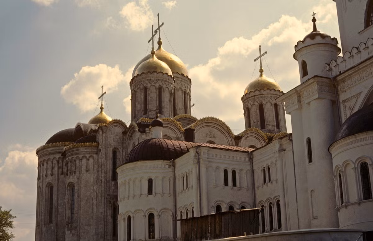 Nét cổ kính của nhà thờ Đức Mẹ về trời. Vào năm 1992, công trình này đã trở thành một phần của Di sản văn hóa thế giới Đài tưởng niệm Trắng tại Vladimir và Suzdal.