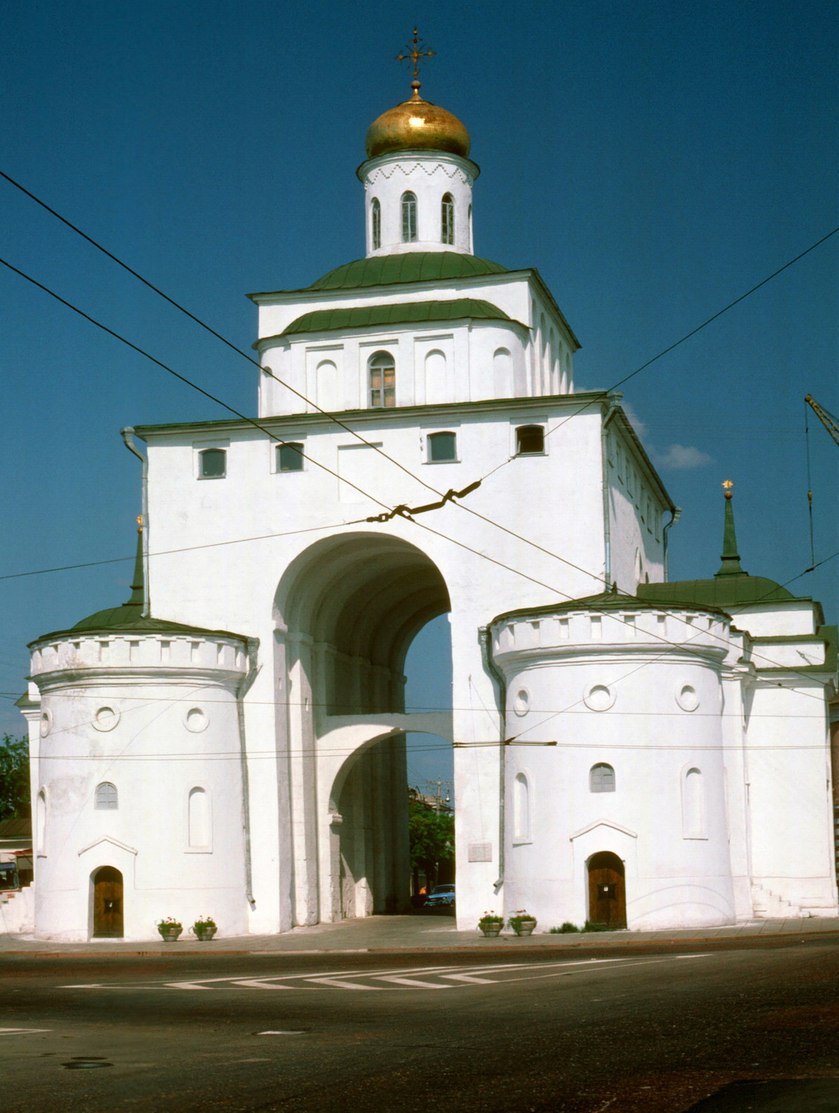 Cổng vàng Vladimir, cũng thuộc Di sản văn hóa thế giới Đài tưởng niệm Trắng từ năm 1992. Các công trình trong Di sản này đều có từ cuối thế kỷ 12, đầu thế kỷ 13.