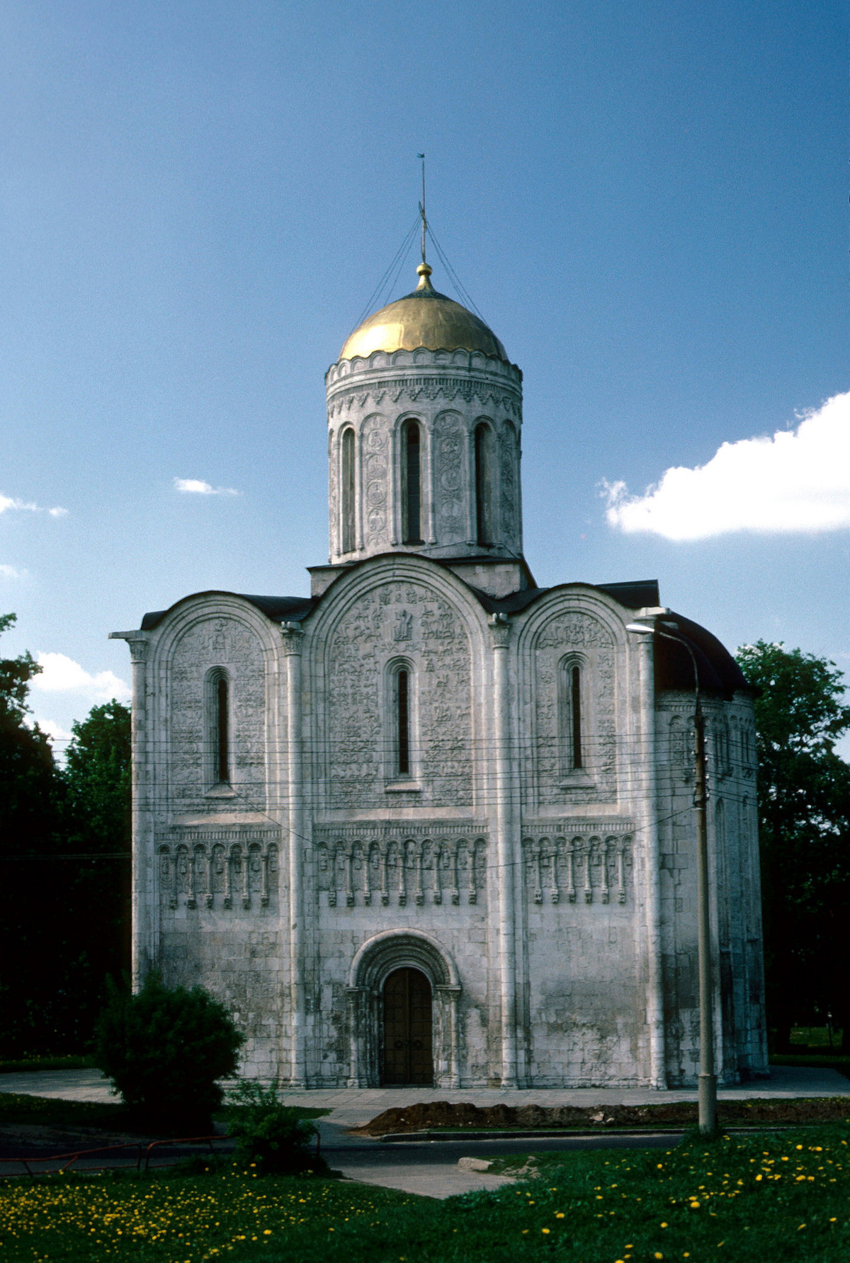 Nhà thờ chính tòa Thánh Demetrius, một công trình khác nằm trong Di sản văn hóa thế giới Đài tưởng niệm Trắng tại Vladimir và Suzdal.