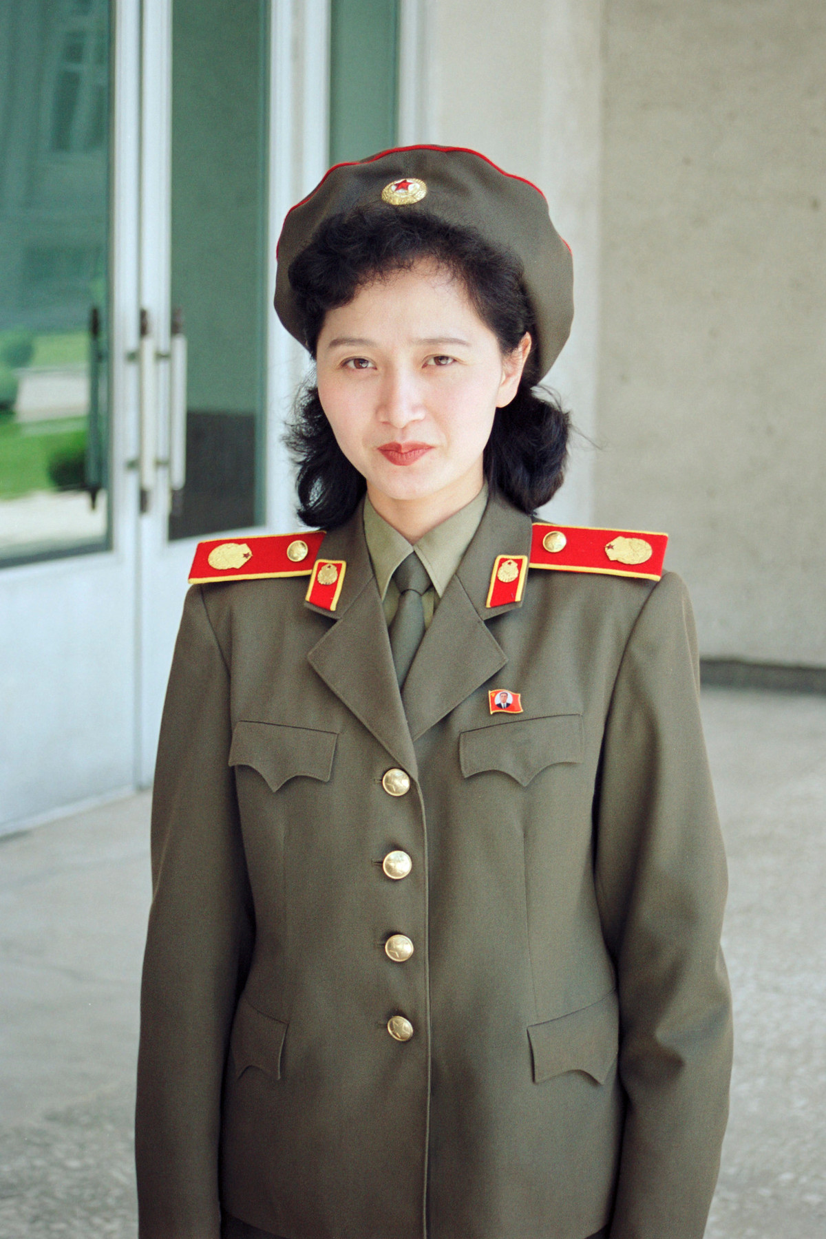 Chân dung nữ hướng dẫn viên ở Bảo tàng Chiến tranh Giải phóng Tổ quốc Thắng lợi, Bình Nhưỡng.