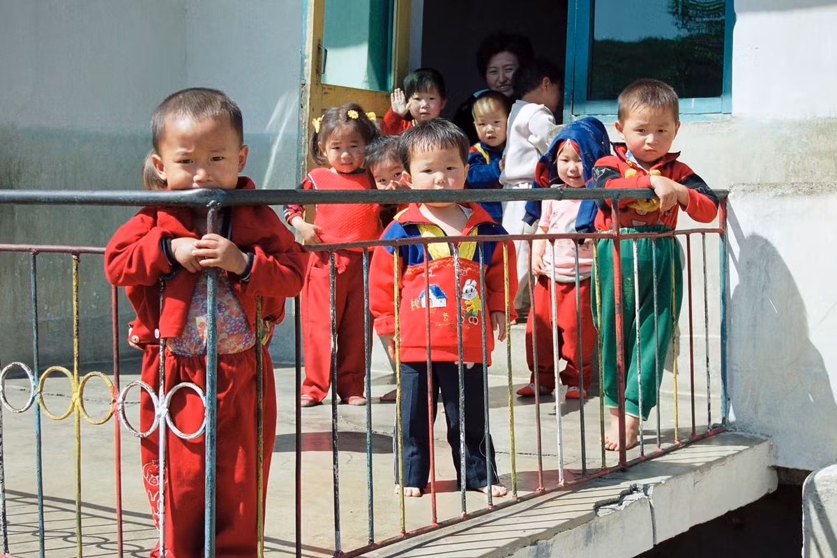 Trẻ em ở nhà trẻ của một hợp tác xã gần thành phố Wonsan.