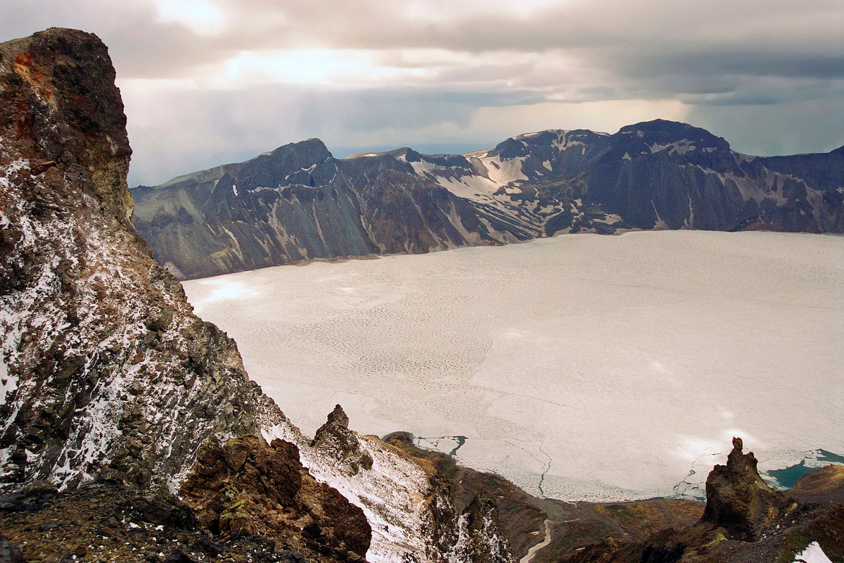 Hồ Thiên Trì trên đỉnh núi Trường Bạch, ngọn núi cao nhất bán đảo Triều Tiên (2.744 mét), nằm ở gần biên giới CHDCND Triều Tiên và Trung Quốc .