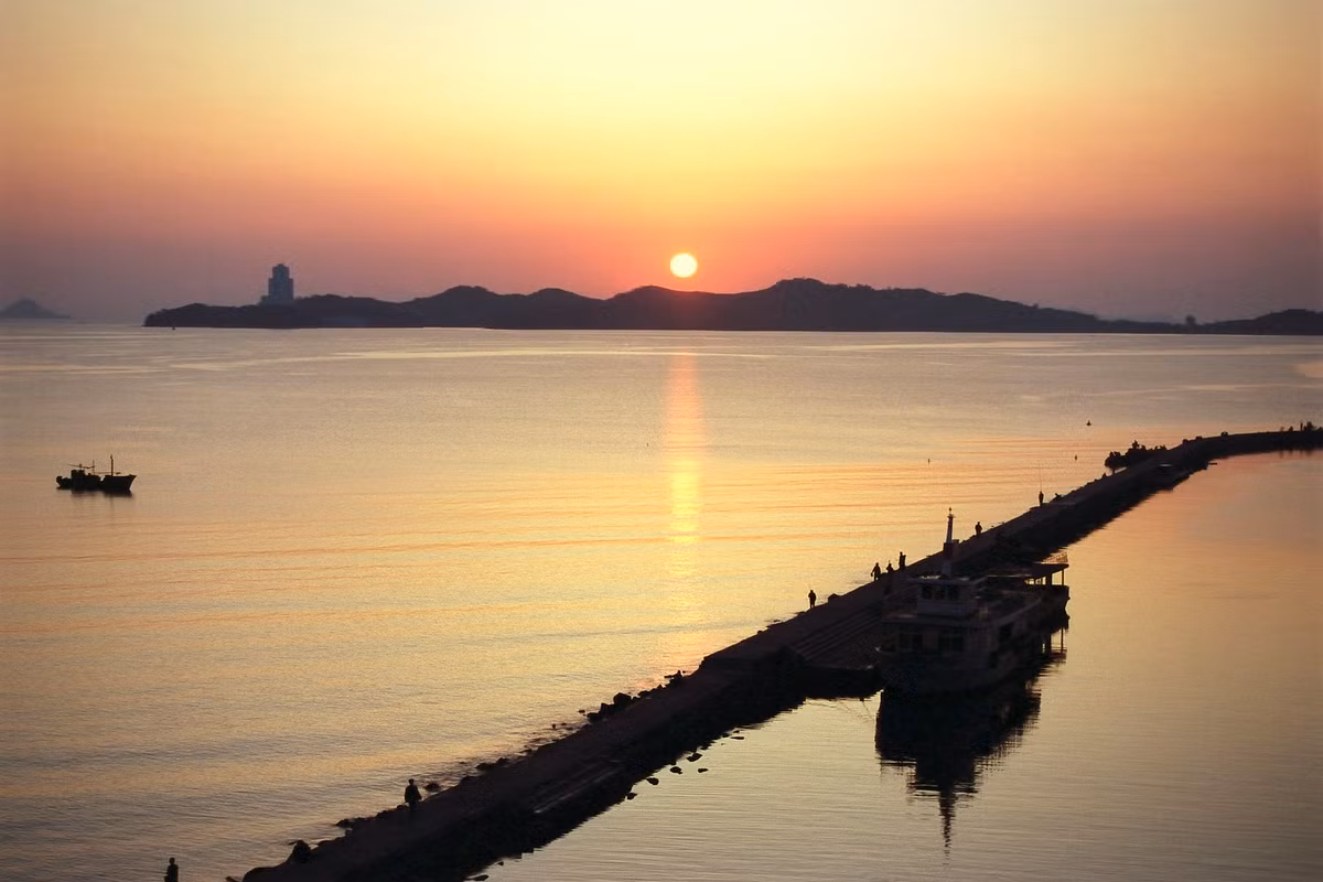 Bình minh trên cảng Wonsan, thành phố Wonsan, nhìn từ khách sạn Dongmyong.