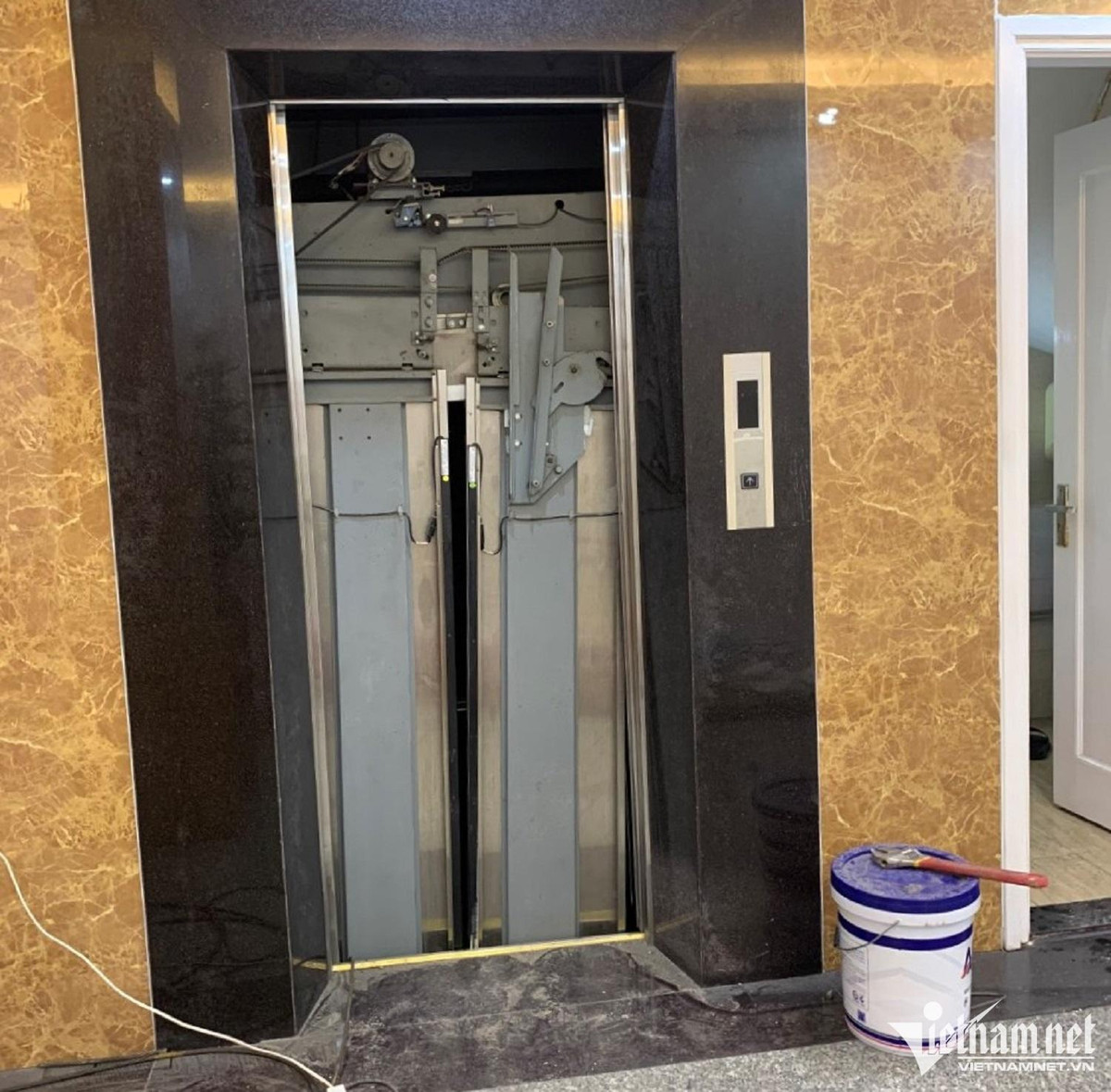 2 nguoi thiet mang vi roi thang may o Ha Noi la cong nhan dang sua thang-Hinh-2