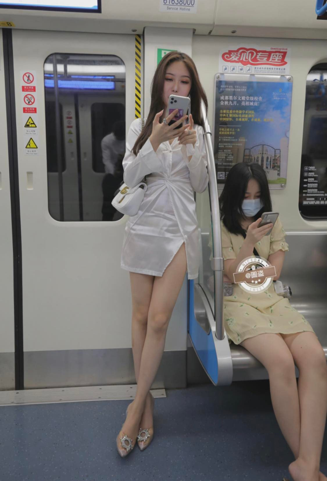 Hot girl xinh dep khoe chan dai nuot na tren tau dien ngam