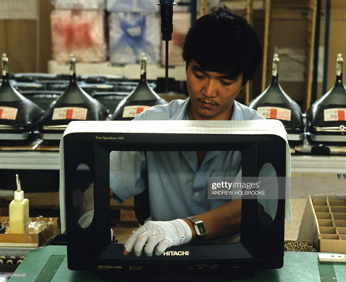 Người công nhân trong dây chuyền lắp ráp TV tại nhà máy của hãng điện tử Nhật Bản Hitachi ở TP.HCM.