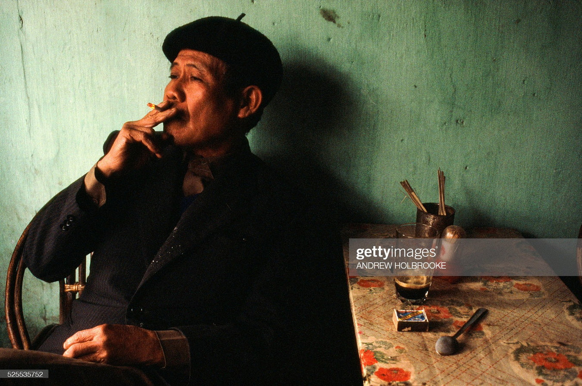 Quý ông hút thuốc lá, thưởng thức cà phê đen trong một quán cà phê ở Hà Nội.