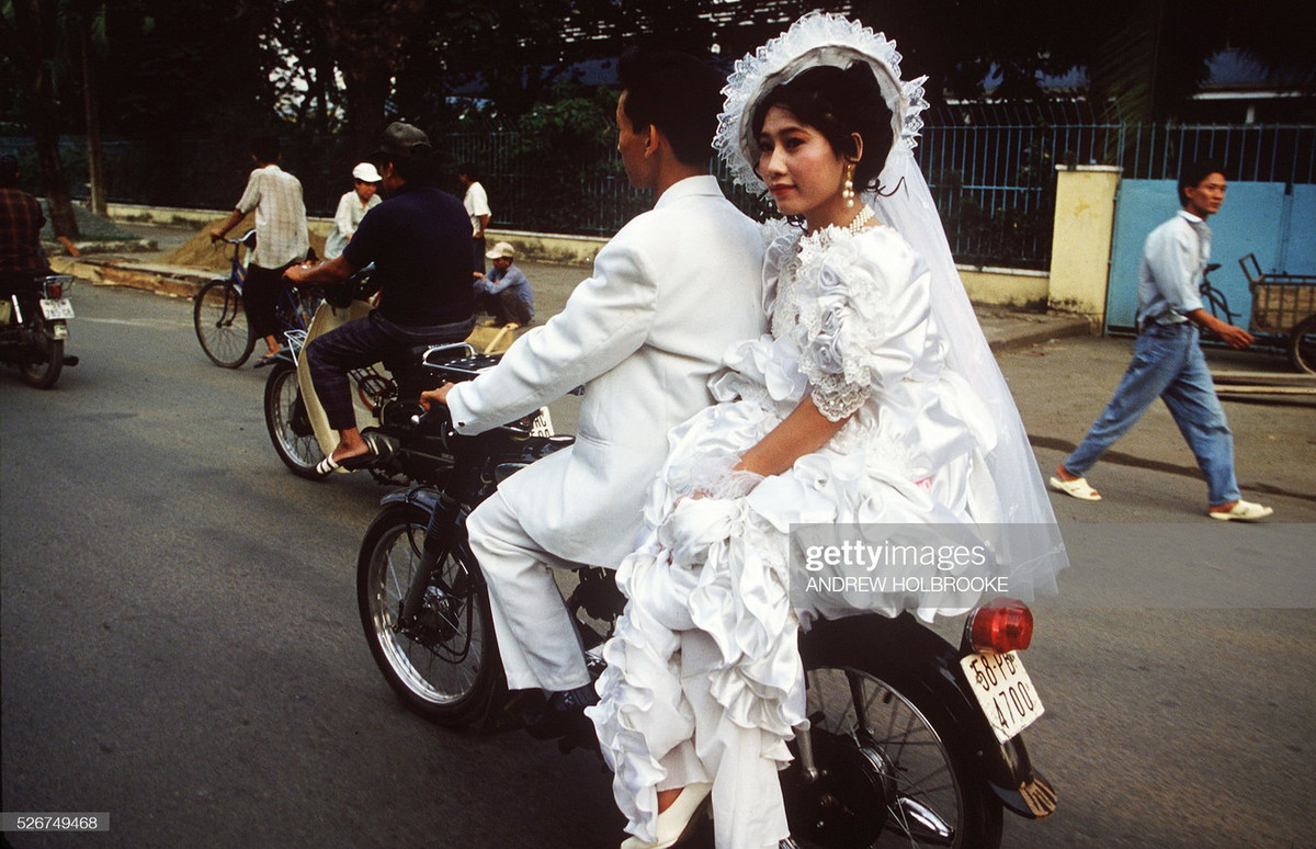 Chủ rể chở cô dâu bằng xe Honda trên đường phố TP.HCM năm 1991.