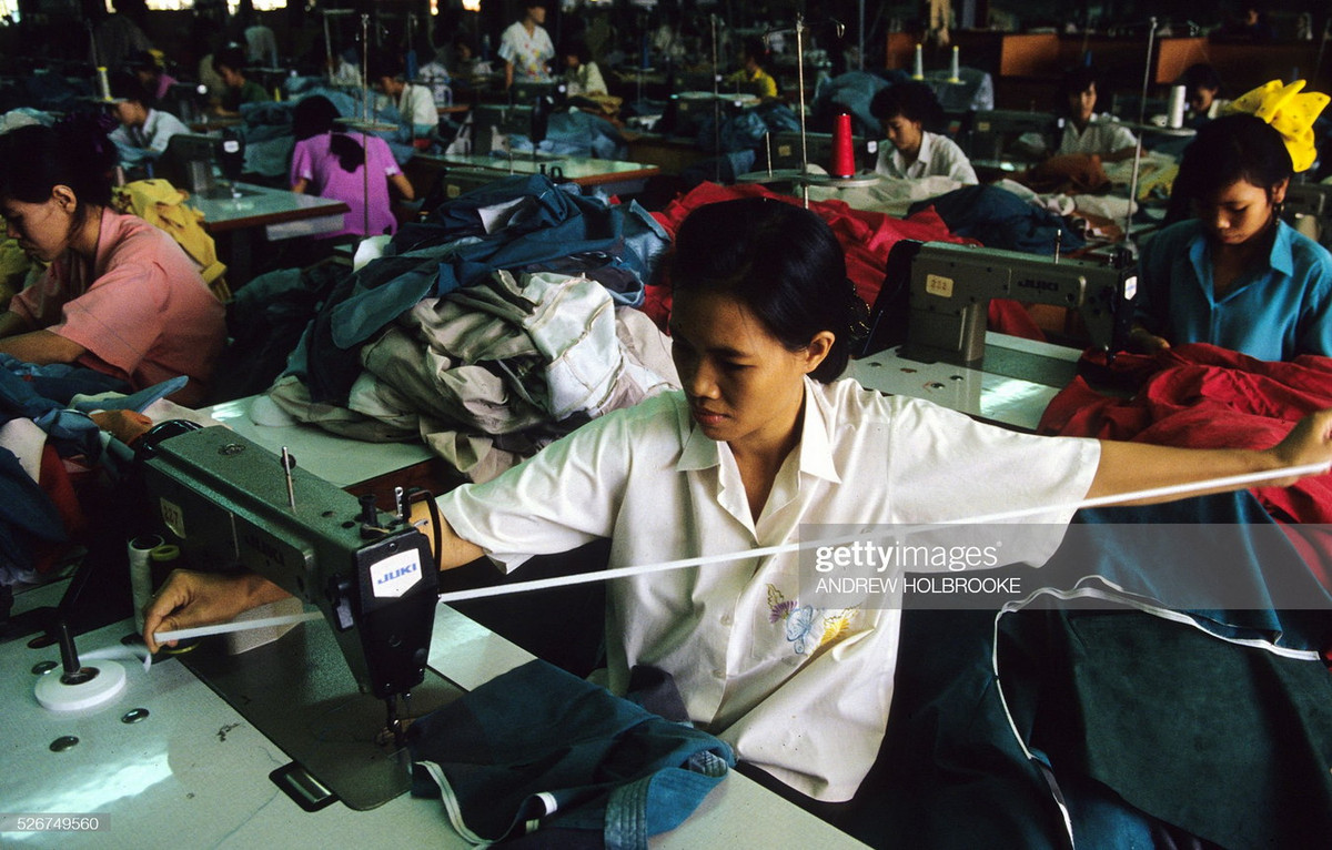 Các nữ công nhân trong một nhà máy may mặc xuất khẩu ở TP.HCM.