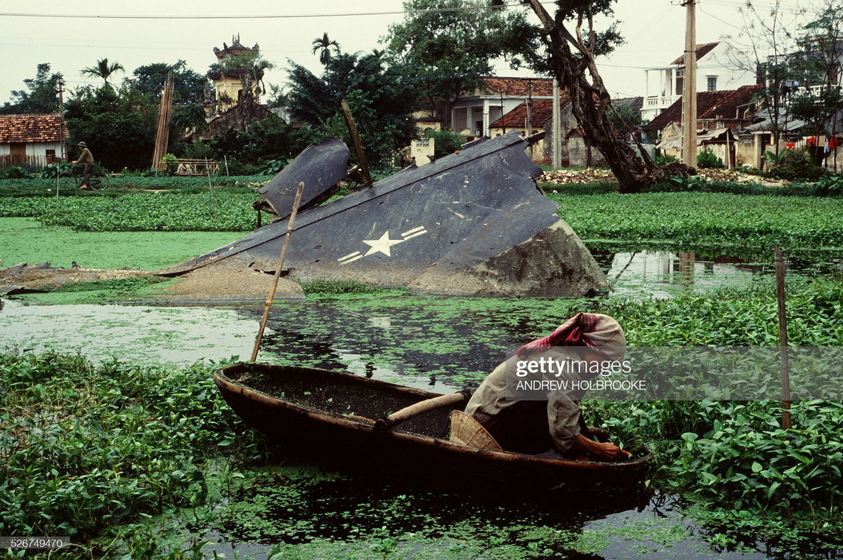 Người phụ nữ ngồi trên chiếc mủng để hái rau muống ở hồ Hữu Tiệp, phường Ngọc Hà, nơi có xác máy bay B-52 Mỹ bị bắn rơi ngày 27/12/1972.