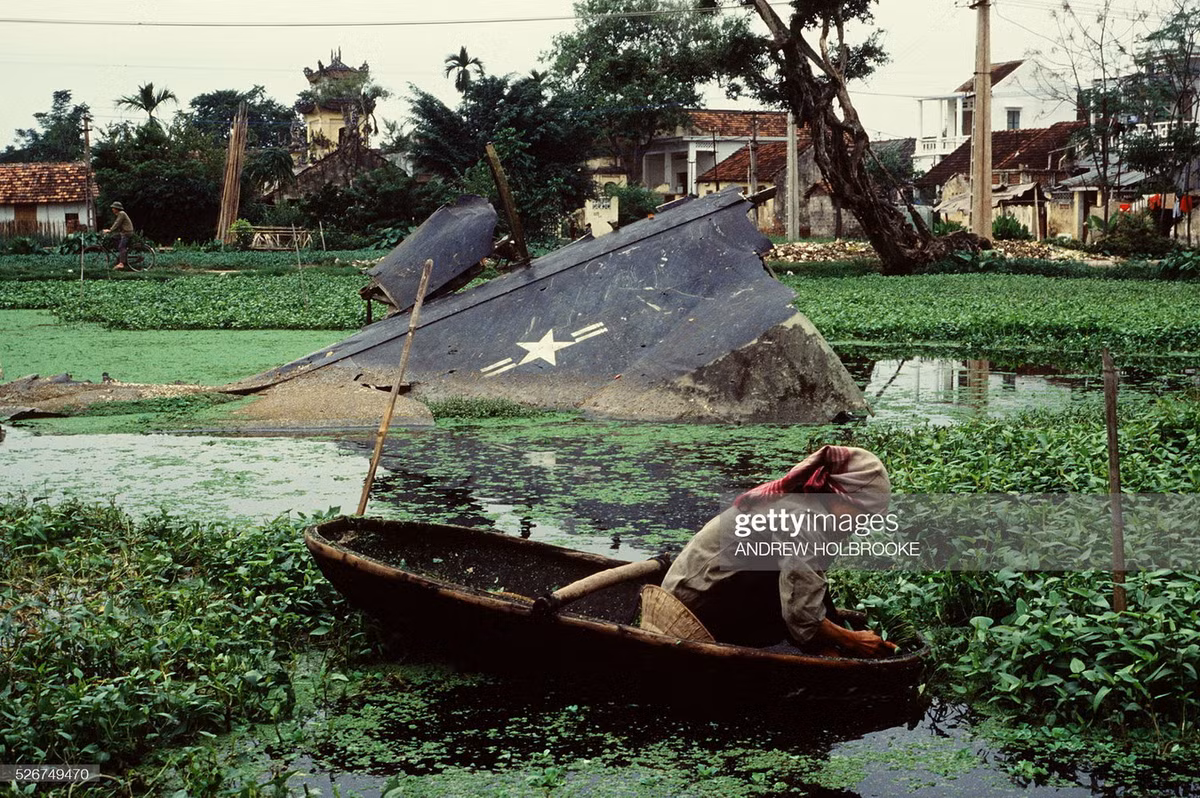 Người phụ nữ ngồi trên chiếc mủng để hái rau muống ở hồ Hữu Tiệp, phường Ngọc Hà, nơi có xác máy bay B-52 Mỹ bị bắn rơi ngày 27/12/1972.