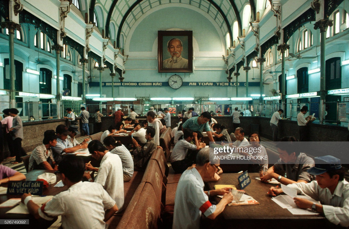 Khung cảnh bên trong Bưu điện Trung tâm TP.HCM.