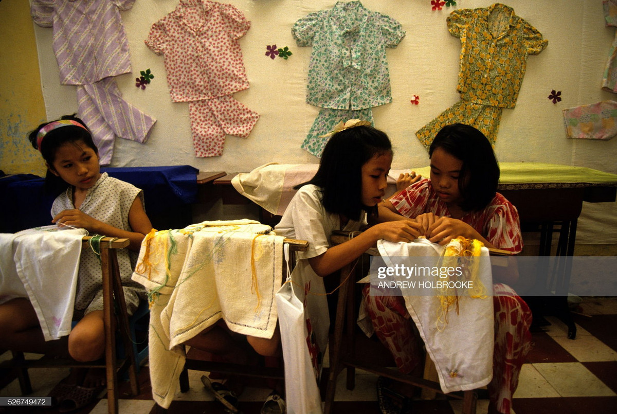 Trẻ em tham gia vào công việc may vá tại một xưởng may ở TP.HCM.