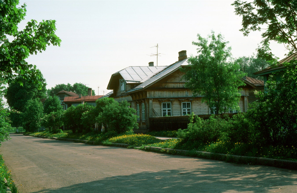 Những ngôi nhà cũ kỹ bên một con đường ở Suzdal.