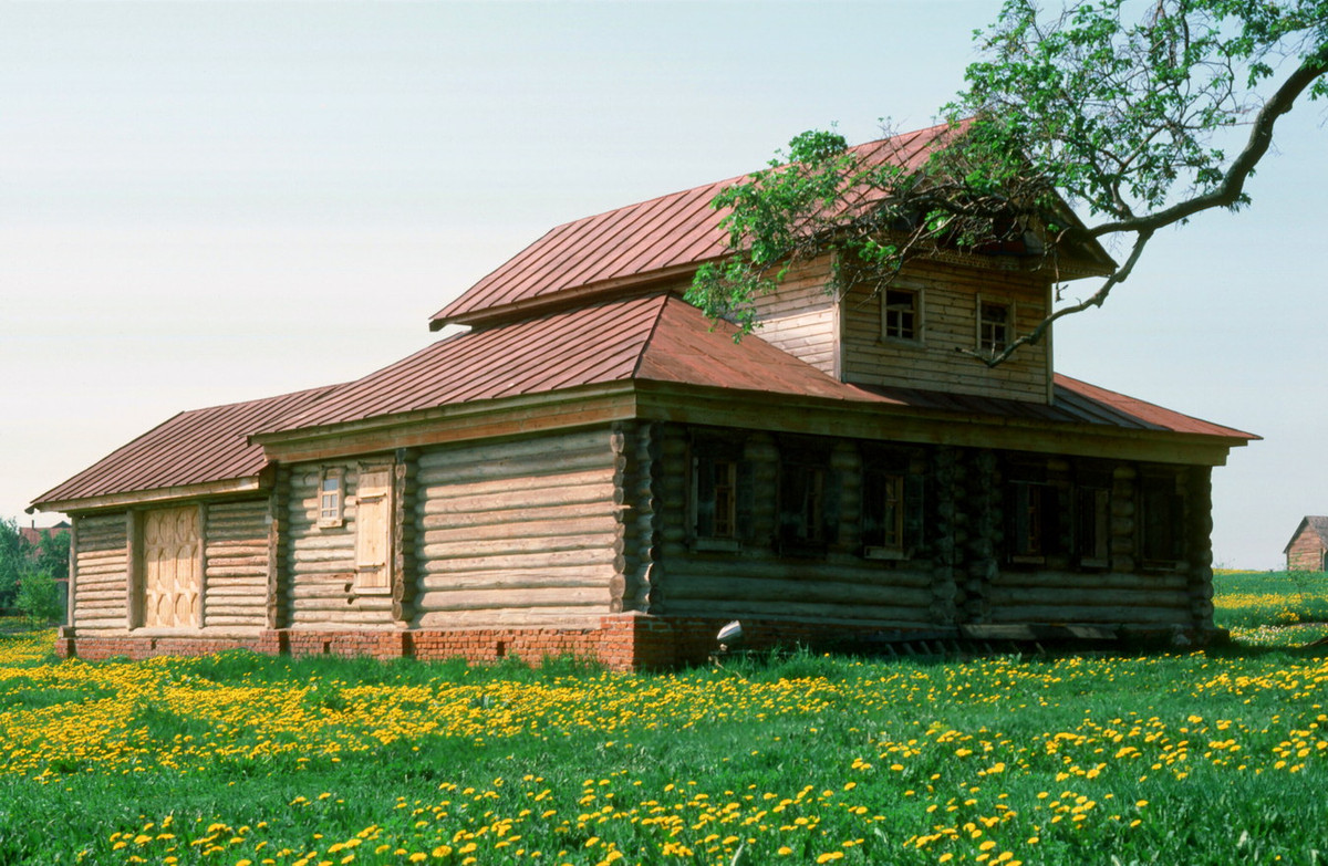 Một ngôi nhà gỗ của nông dân địa phương đã được công nhận là di sản kiến trúc.