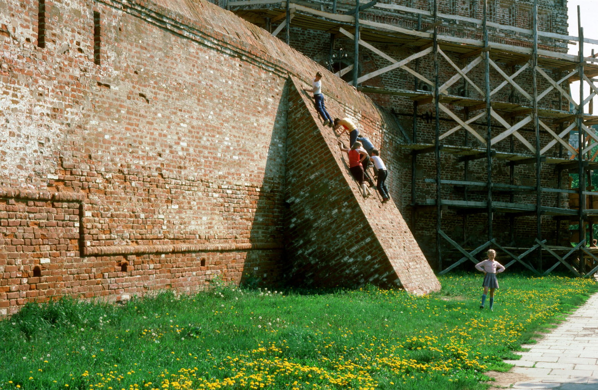 Trẻ em leo trèo trên tường thành tu viện Spaso-Evfimievsky.