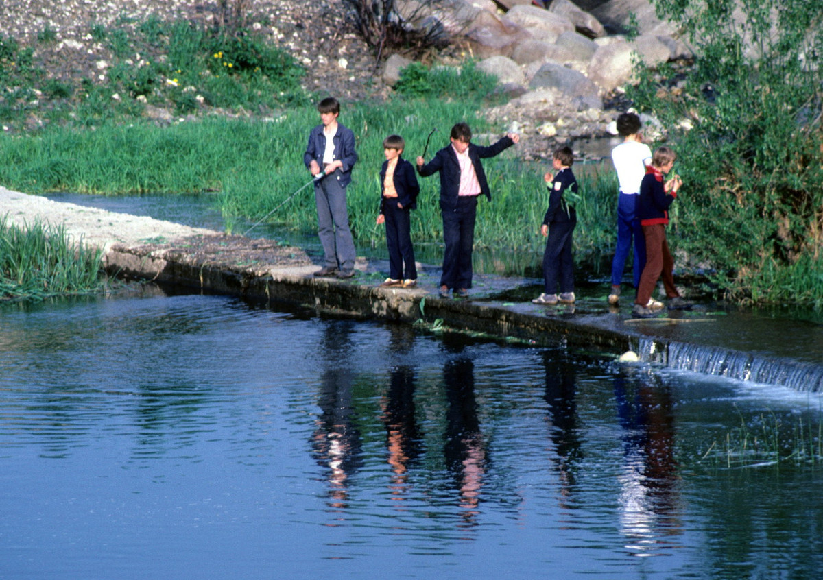 Những đứa trẻ câu cá trên sông.