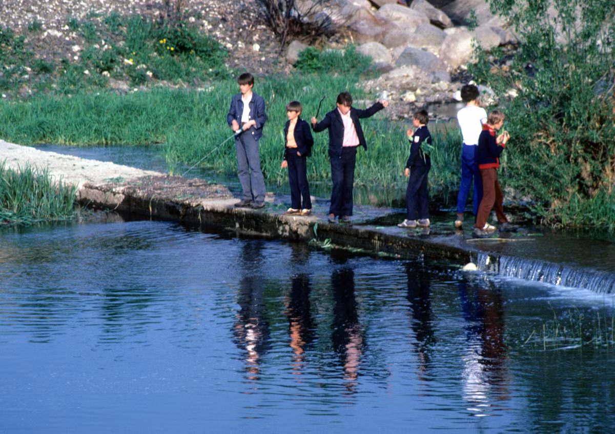 Những đứa trẻ câu cá trên sông.