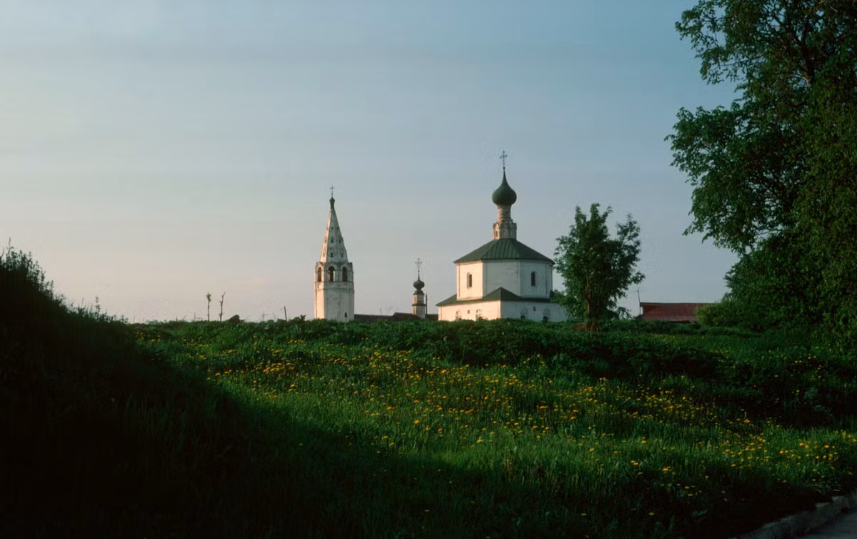 Những chóp tháp của tu viện Alexandrovsky hiện lên sau thảm cỏ xanh.