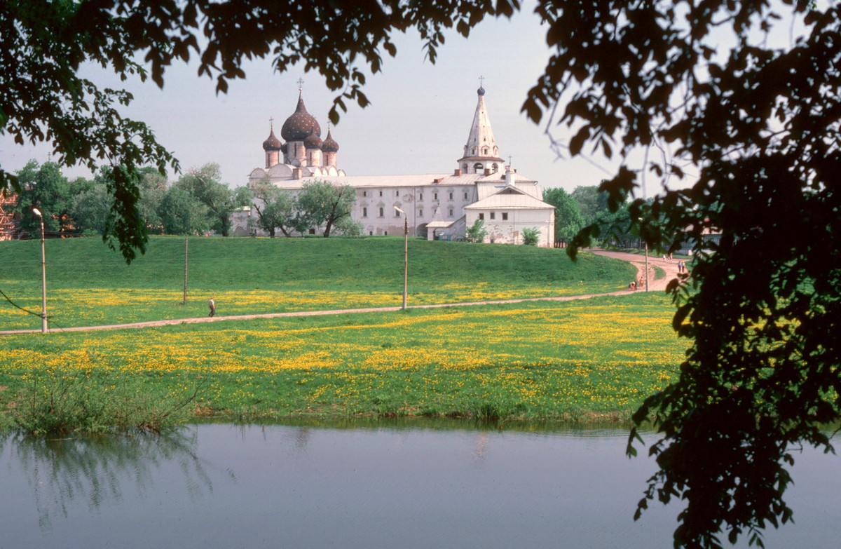 Điện Suzdal Kremly có từ thế kỷ 10, nằm bên sông Kamenka. Từ năm 1992, nơi này đã trở thành một phần của Di sản thế giới Các công trình trắng ở Vladimir và Suzdal.