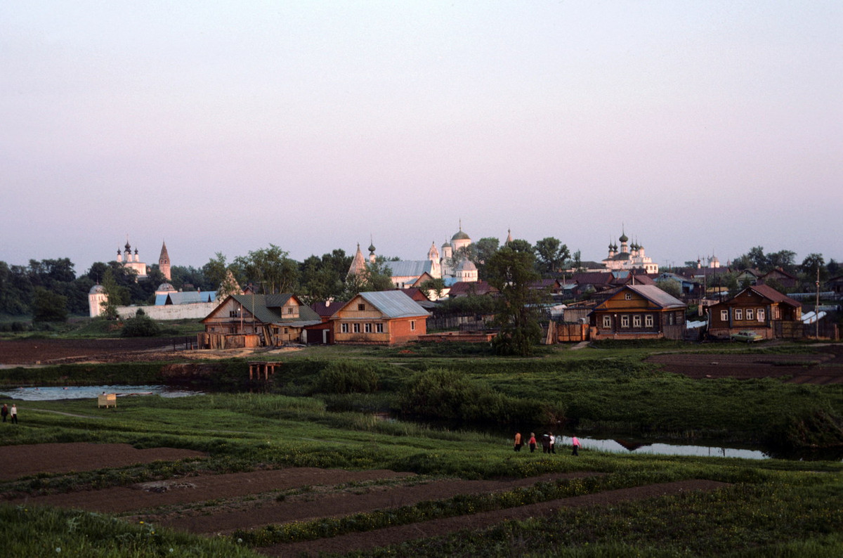 Nét cổ kính của thị trấn Suzdal, nơi có các di tích nổi tiếng như điện Kremly Suzdal, nhiều tu viện và nhà gỗ tuổi đời hàng thế kỷ.