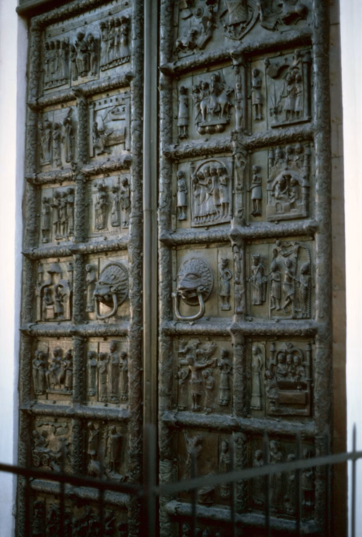 Cánh cổng bằng đồng của nhà thờ Thánh Sophia.