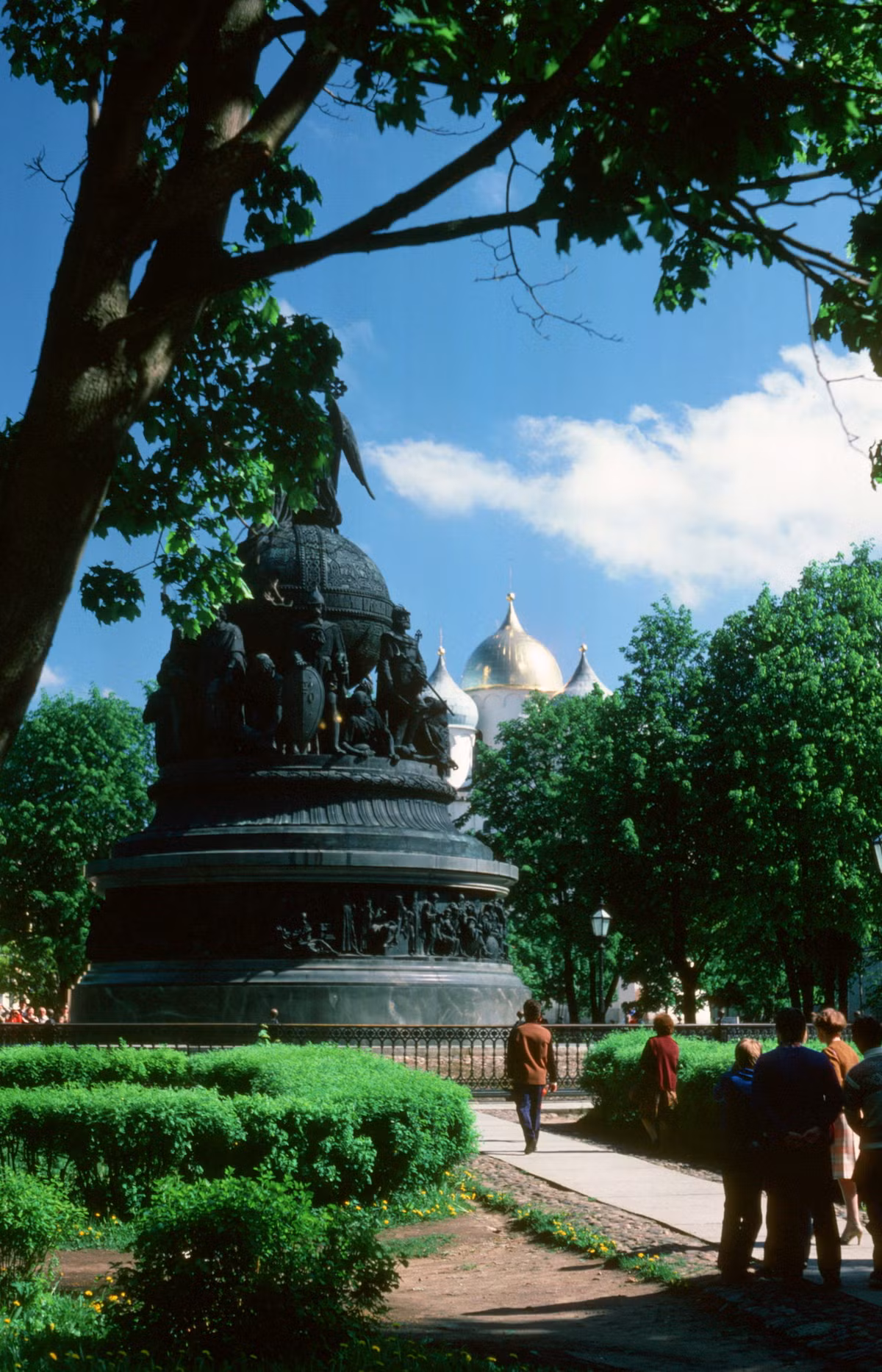 Tượng đài Thiên niên kỷ nước Nga, làm bằng đồng, được dựng tại điện Kremly Novgorod năm 1862 để kỷ niệm 1.000 năm tù trưởng Rurik đến Novgorod - sự kiện được coi là điểm khởi đầu của lịch sử nước Nga.