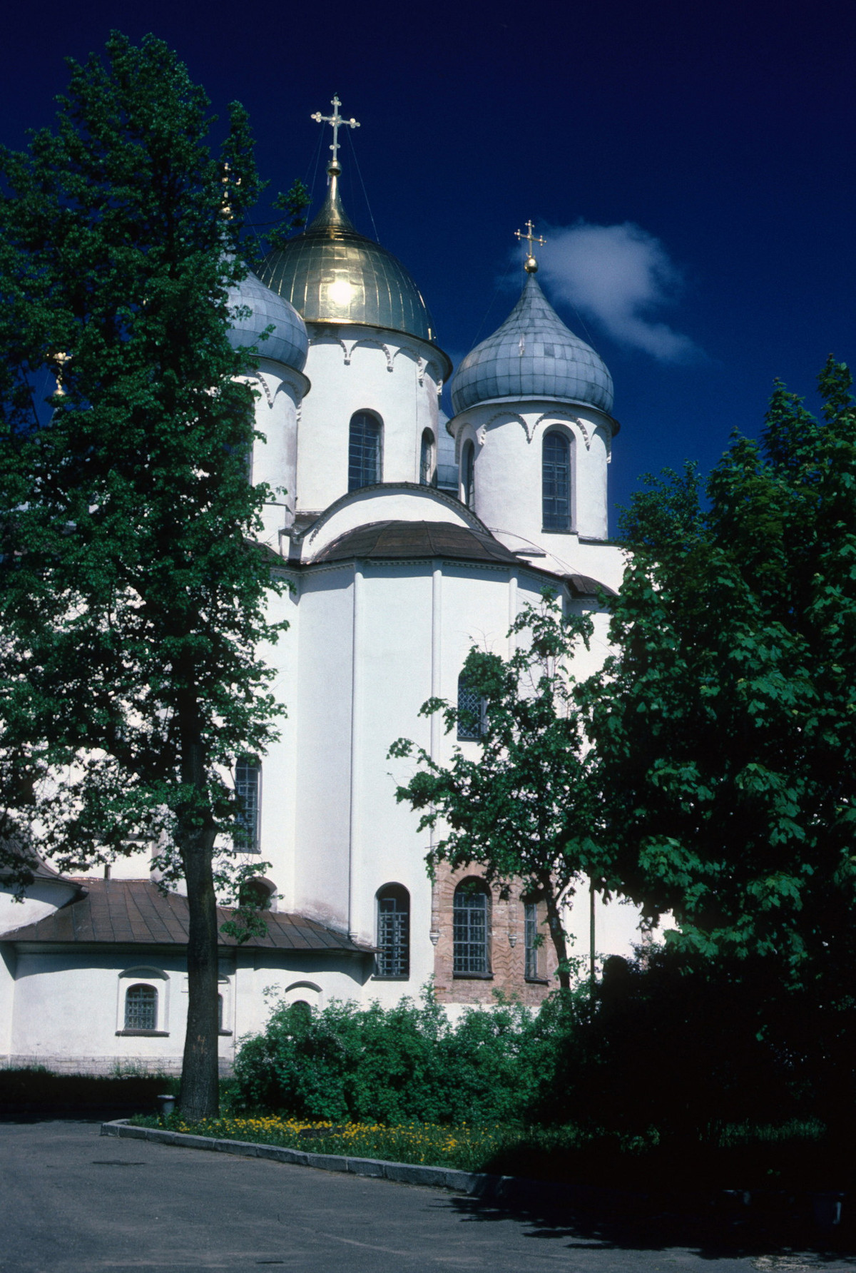 Nhà thờ chính tòa Thánh Sophia trong khuôn viên điện Kremly Novgorod.