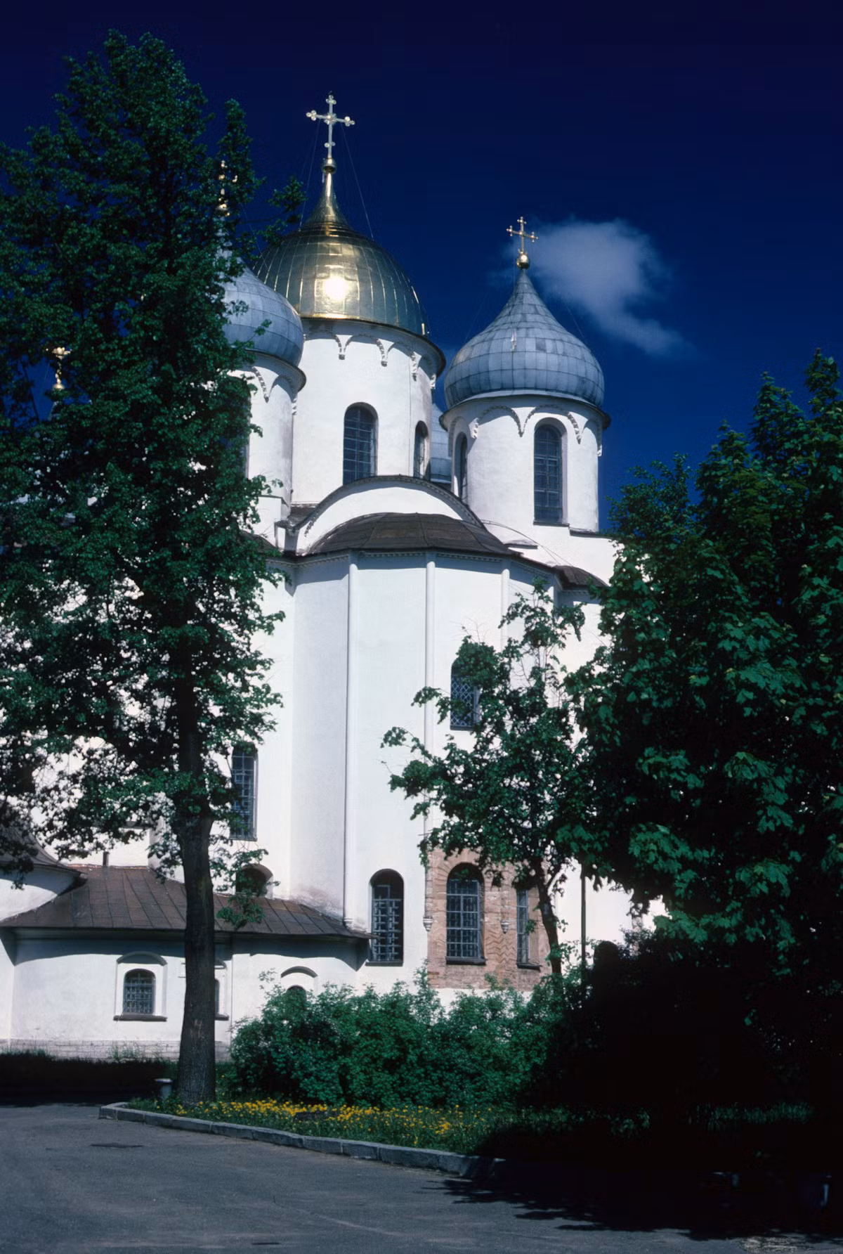 Nhà thờ chính tòa Thánh Sophia trong khuôn viên điện Kremly Novgorod.