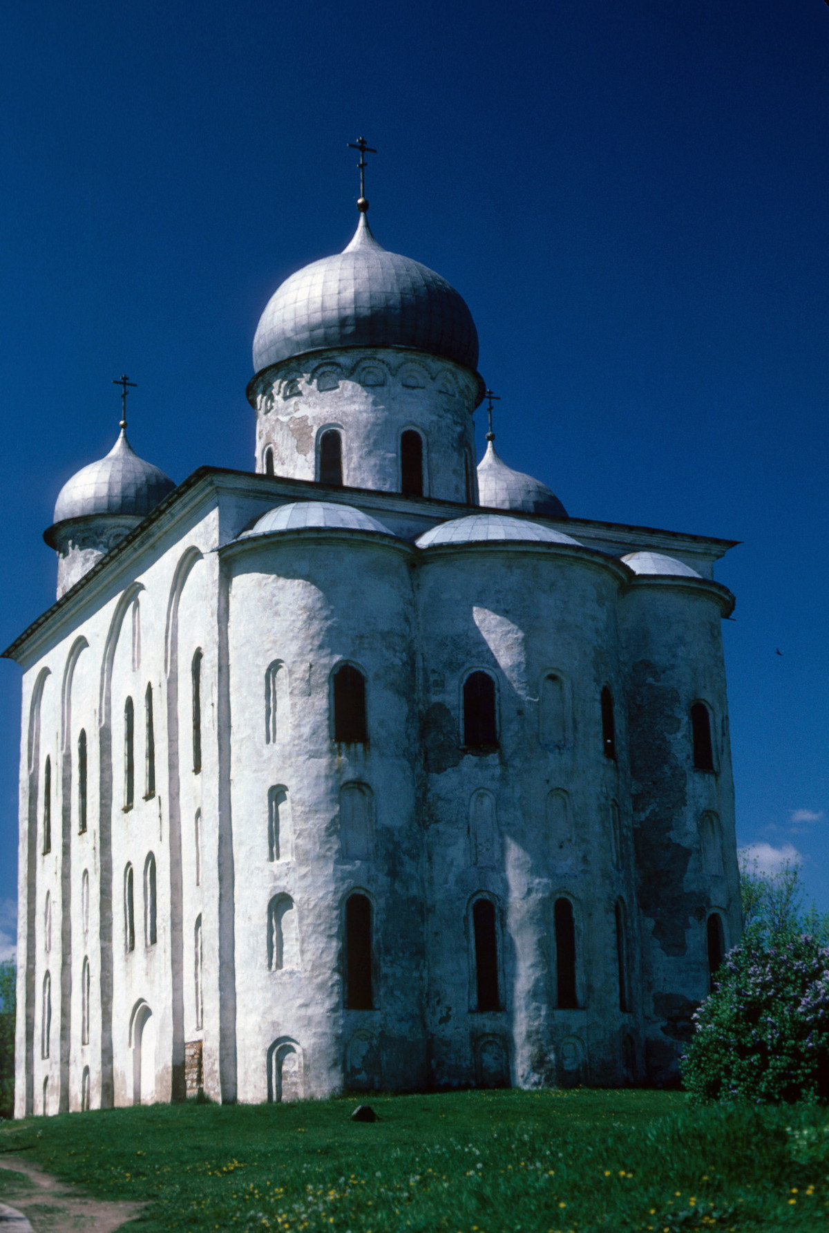 Nhà thờ Thánh George trong khuôn viên tu viện Yuriev.