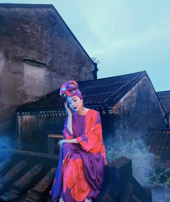 Hoi An yeu cau go hinh anh hoa hau Giang My ngoi tren 'noc nha di san'