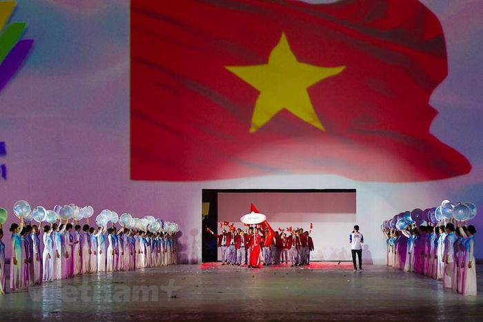 Hình ảnh quốc kỳ Việt Nam xuất hiện tại lễ khai mạc SEA Games 31. (Ảnh: Minh Sơn/Vietnam+)