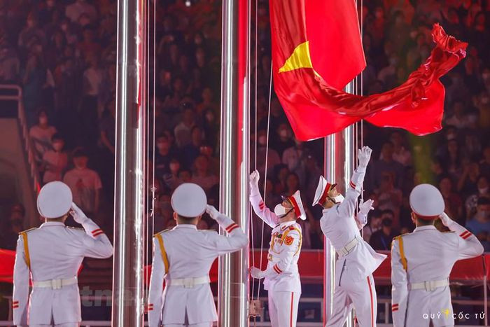 Lá cờ Việt Nam tung bay tại lễ khai mạc SEA Games 31. (Ảnh: Ngô Trần Hải An/Vietnam+)