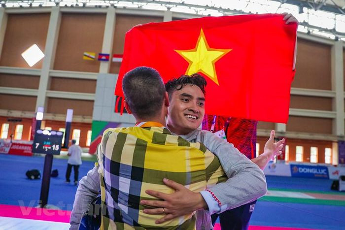 Kiếm thủ Vũ Thành An vỡ òa khi bảo vệ thành công tấm huy chương Vàng SEA Games nội dung cá nhân nam kiếm chém. (Ảnh: Minh Sơn/Vietnam+)
