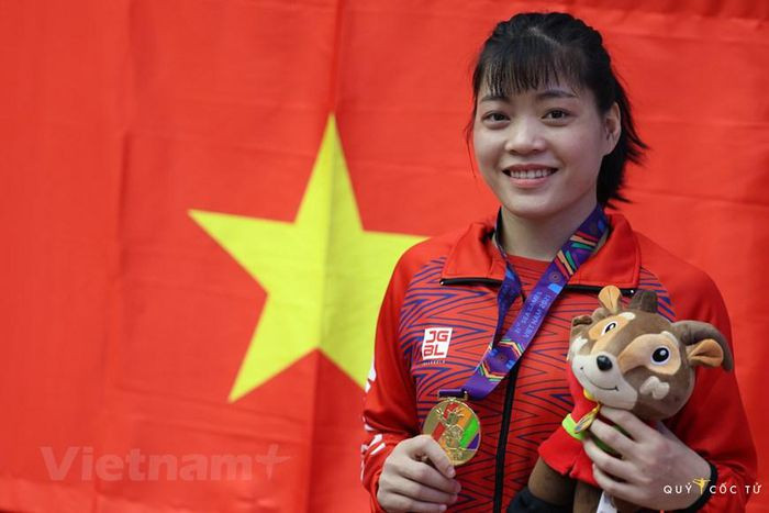 Nhiều bạn bè quốc tế tỏ ra ấn tượng trước hình ảnh lá cờ đỏ sao vàng cùng tình yêu lá cờ Tổ quốc của người dân Việt Nam. (Ảnh: Ngô Trần Hải An/Vietnam+)