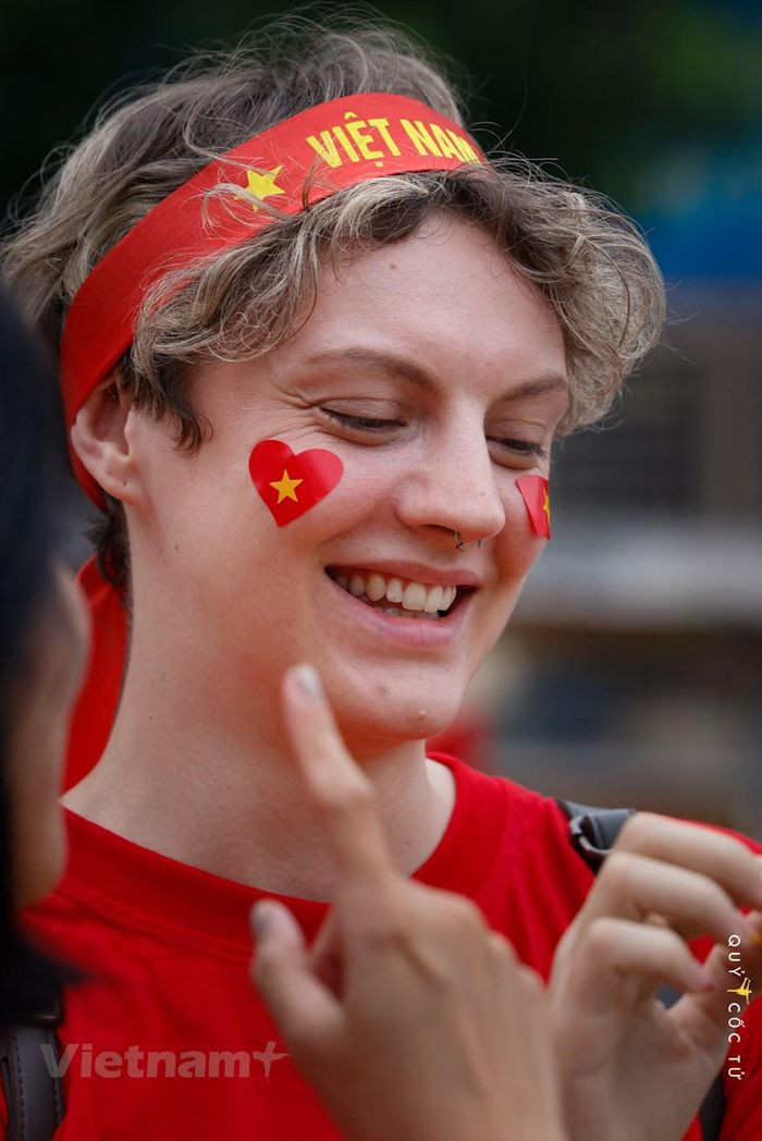 Một cô gái nước ngoài với trái tim quốc kỳ Việt Nam trên má. (Ảnh: Ngô Trần Hải An/Vietnam+)