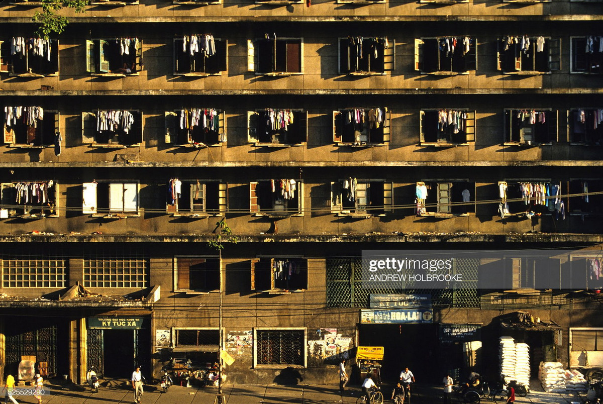 Ký túc xá Đại học Kinh tế ở số 135 Trần Hưng Đạo, TP. HCM năm 1996. Ảnh: Andrew Holbrooke/Corbis via Getty Images.