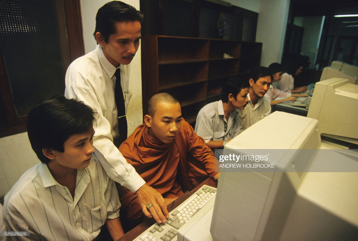 Nhà sư trẻ tại trung tâm vi tính.