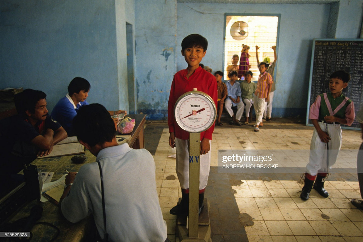 Nài ngựa nhỏ tuổi lên bàn cân trước cuộc đua ngựa ở trường đua Phú Thọ.