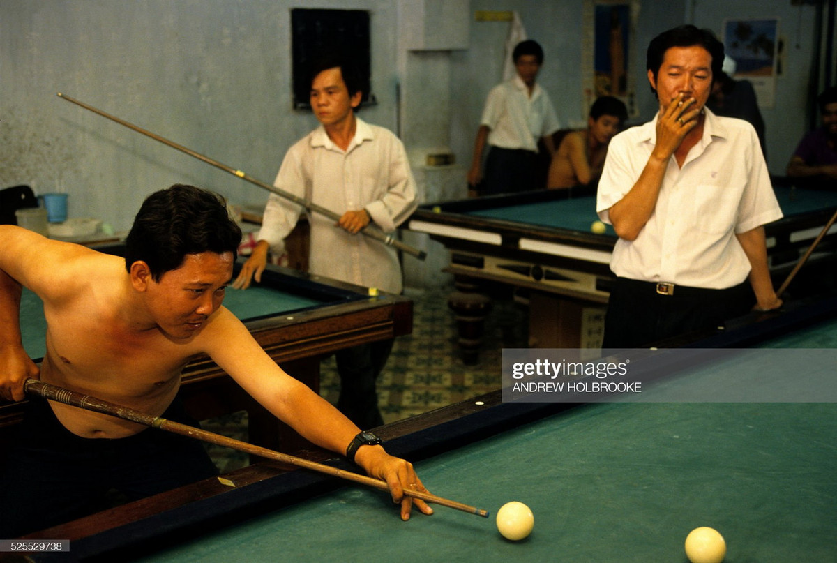 Cánh nam giới thư giãn trong tiệm billiard.