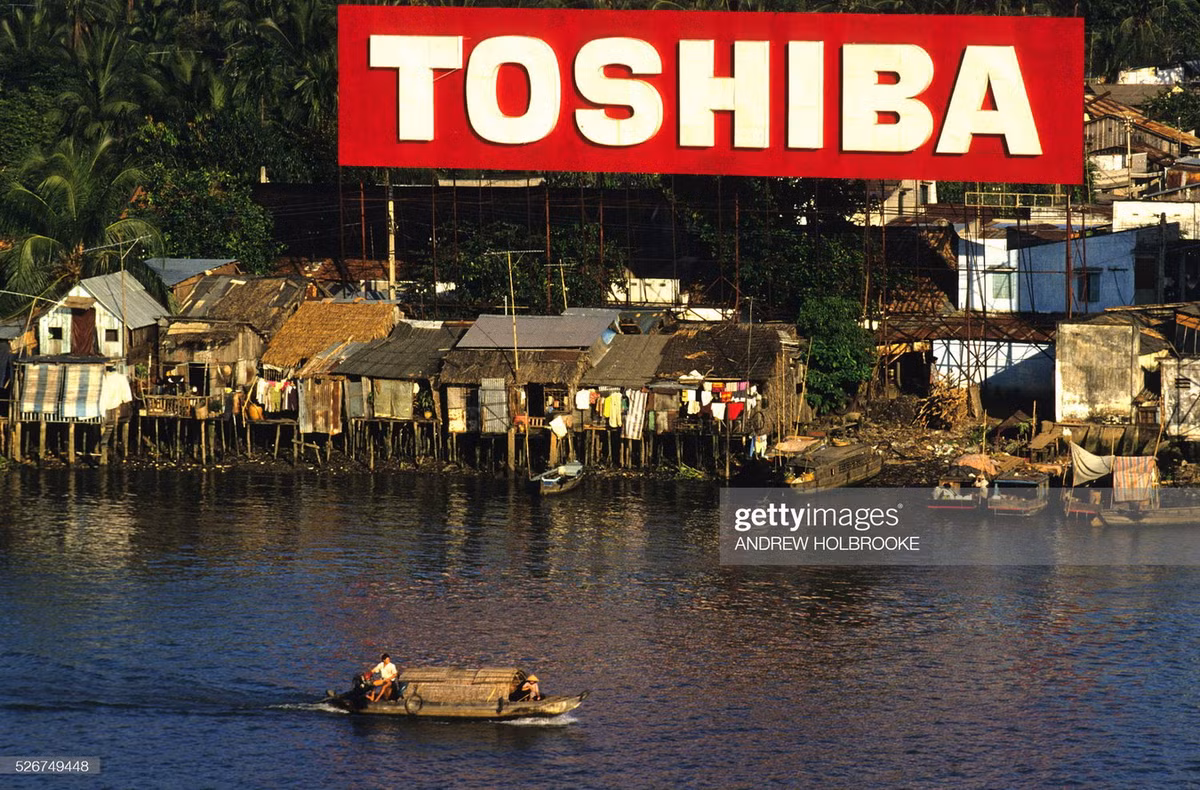 Bảng hiệu khổng lồ của thương hiệu Toshiba tương phản với những ngôi nhà lụp sụp bên bờ sông Sài Gòn ở bán đảo Thủ Thiêm.