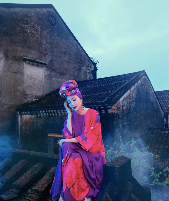 Hoi An yeu cau go anh Hoa hau 51 tuoi tao dang chup hinh tren noc nha co