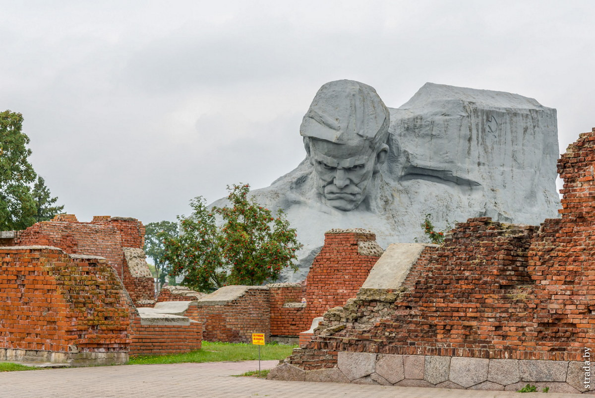  Pháo đài Brest. Ngày 22/6/1941, vào 4h15 sáng, loạt pháo của phát-xít Đức bắt đầu nã dồn dập vào pháo đài. Ngay trong những giờ phút đầu tiên, đơn vị đồn trú của pháo đài Brest đã phải chịu tổn thất rất nặng nề nhưng vẫn tiếp tục chiến đấu. Các chiến sĩ bảo vệ pháo đài đã chống trả quyết liệt, cầm chân địch cho đến ngày 30/6. Ảnh: Путешествия по Беларуси.
