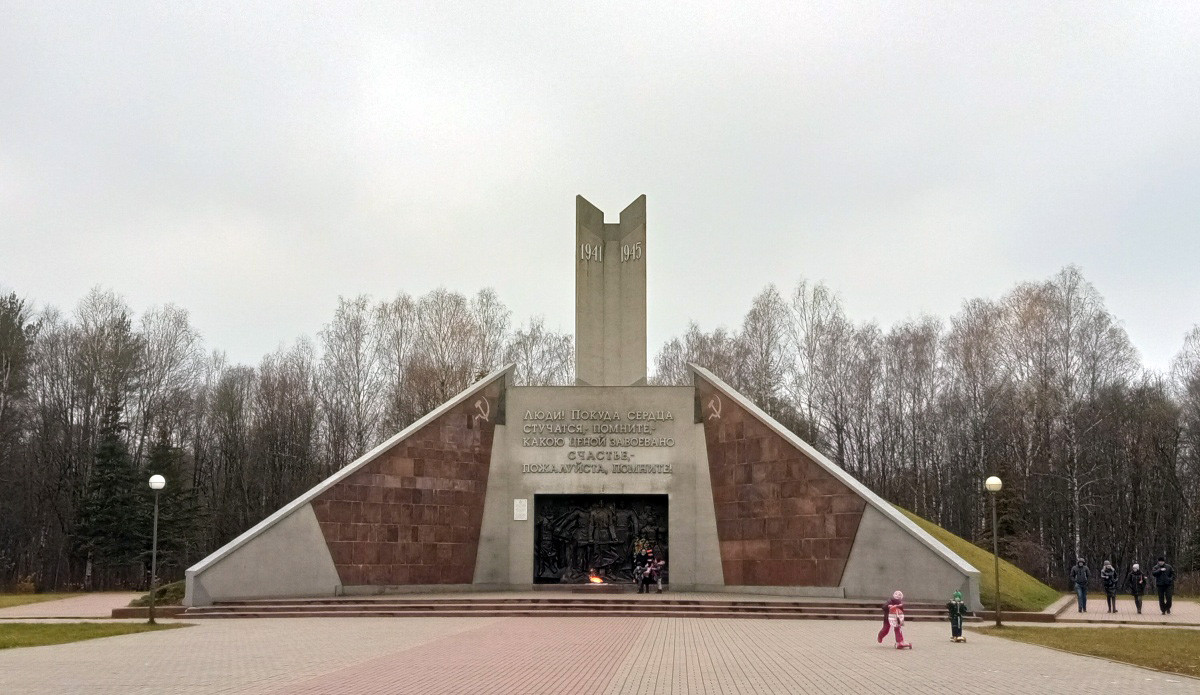  Thành phố Smolensk. Trận chiến Smolensk nổ ra từ ngày 10/7/1941. Đội quân Xô-viết đã chiến đấu anh dũng trong vòng hai tháng, cố gắng ngăn chặn cuộc tấn công về hướng Moskva. Cuộc tấn công của quân phát-xít đã biến Smolensk thành đống đổ nát. Sau khi thành phố bị chiếm đóng, hàng ngàn người dân của đã bị hành hạ khổ cực trong các trại tập trung. Ảnh: Радиостанция КНЛС.
