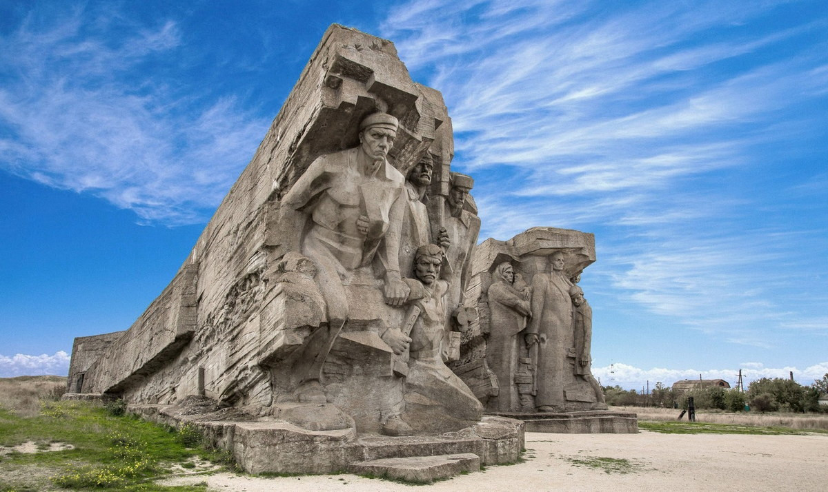  Thành phố Kerch. Là đô thị cổ được thành lập từ thế kỷ thứ 7 TCN, Kerch đã trải qua những thời khắc gian khổ và hào hùng nhất trong lịch sử của mình với cuộc Chiến tranh Vệ quốc vĩ đại. Thành phố đã bốn lần bị chiếm đóng, và cùng với đó là bốn lần vùng lên đấu tranh giành tự do.