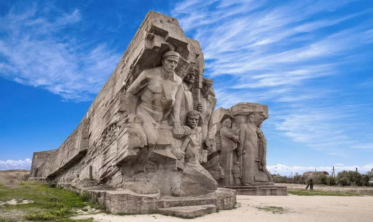  Thành phố Kerch. Là đô thị cổ được thành lập từ thế kỷ thứ 7 TCN, Kerch đã trải qua những thời khắc gian khổ và hào hùng nhất trong lịch sử của mình với cuộc Chiến tranh Vệ quốc vĩ đại. Thành phố đã bốn lần bị chiếm đóng, và cùng với đó là bốn lần vùng lên đấu tranh giành tự do.