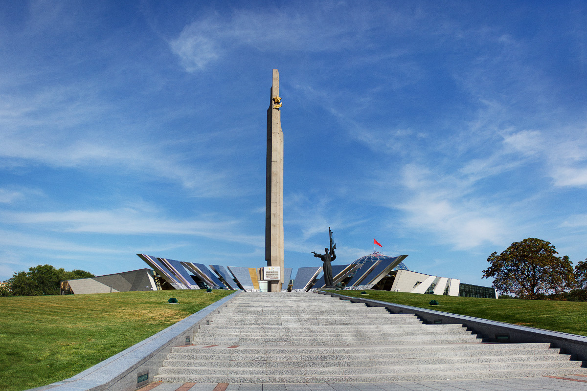  Thành phố Minsk. Quân Đức chiếm đóng Minsk 6 ngày sau khi chiến tranh nổ ra. Trong thời gian chiếm đóng, chúng lập ra nhiều trại tập trung và tiến hành những cuộc khủng bố đẫm máu nhằm vào 100.000 người Do Thái bị giam giữ. Trong ba năm dưới ách cai trị của phát-xít, du kích địa phương đã dũng cảm chiến đấu, không để cho kẻ thù yên ổn một ngày nào. Ảnh: LiveJournal.