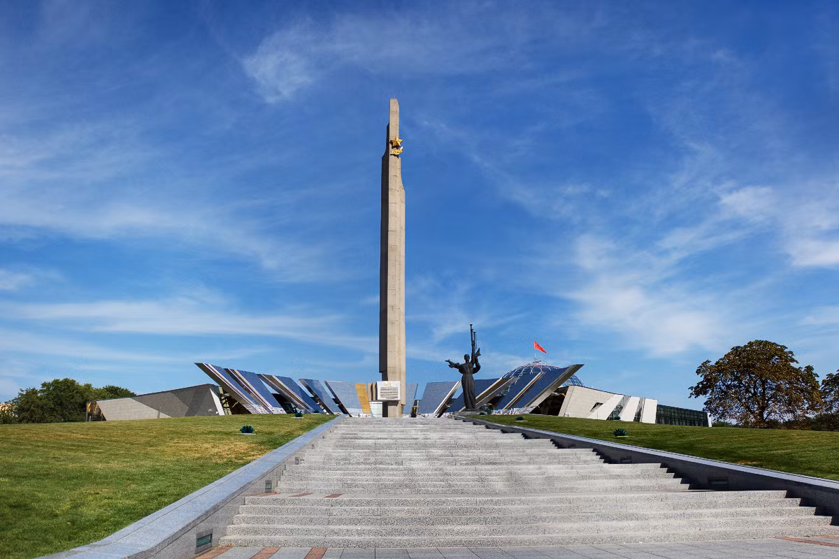  Thành phố Minsk. Quân Đức chiếm đóng Minsk 6 ngày sau khi chiến tranh nổ ra. Trong thời gian chiếm đóng, chúng lập ra nhiều trại tập trung và tiến hành những cuộc khủng bố đẫm máu nhằm vào 100.000 người Do Thái bị giam giữ. Trong ba năm dưới ách cai trị của phát-xít, du kích địa phương đã dũng cảm chiến đấu, không để cho kẻ thù yên ổn một ngày nào. Ảnh: LiveJournal.