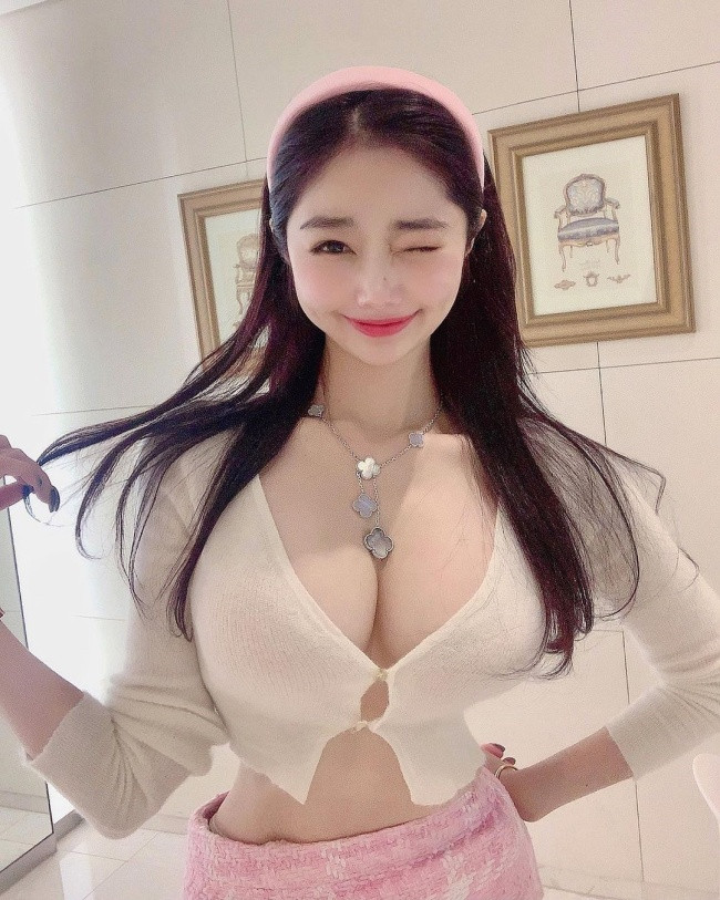 Không khó để nhận ra những thiết kế ôm sát thường được Ange Vivi chọn diện.